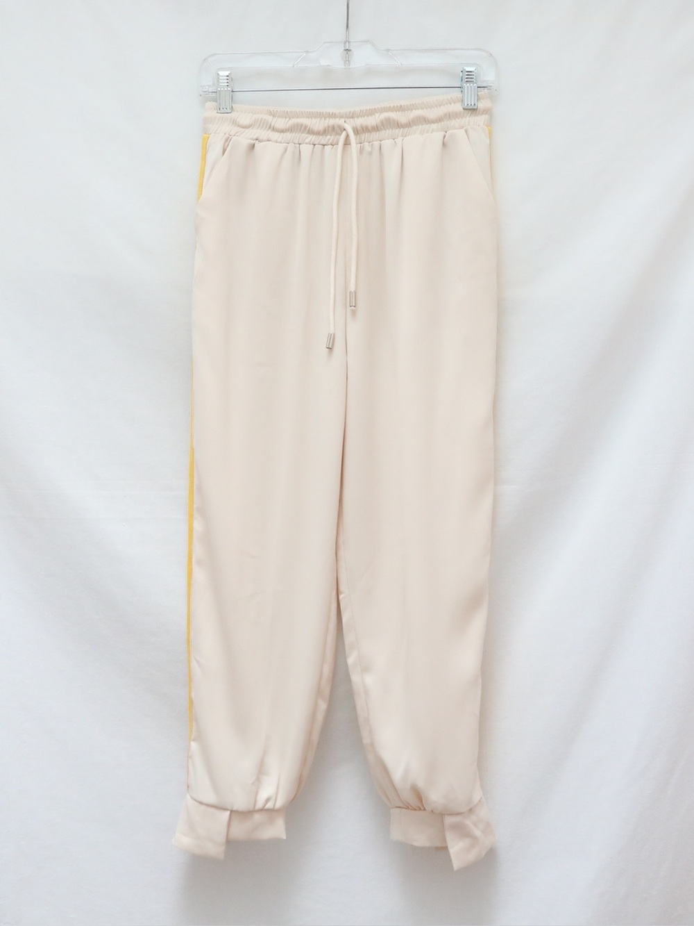Cream jogger pants size petite S small pockets trendy modern yellow stripe